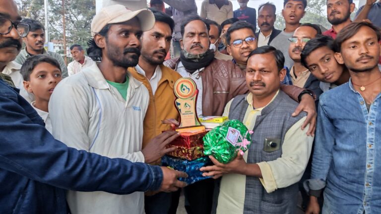 टी सी डी दुद्धी को 2 विकेट से पराजित कर दुद्धी ए फाइनल में पहुंची, इरफान खिलाड़ी चमके बने मैन ऑफ द मैच।