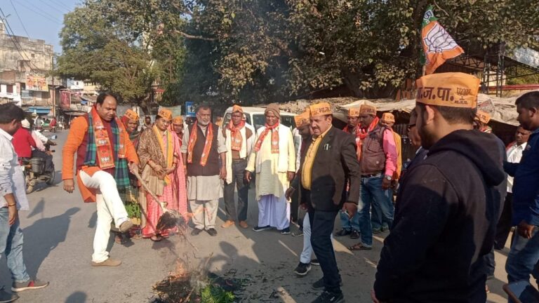 भाजपा युवा मोर्चा के आह्वान पर पंजाब सरकार के खिलाफ भाजपा कार्यकर्ताओं ने पुतला दहन किया।