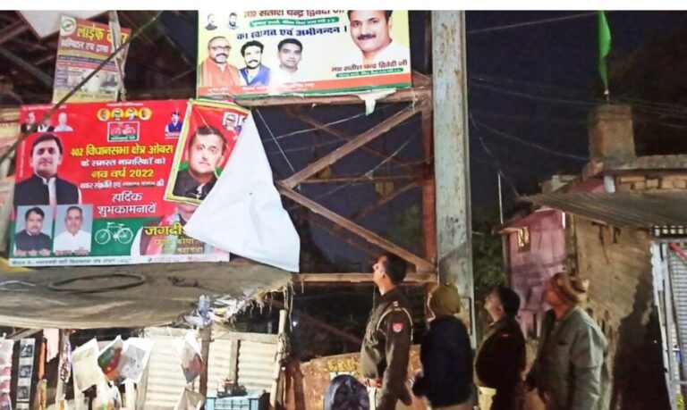चुनाव अधिसूचना जारी होते ही प्रशासन आया हरकत में, उतारे होर्डिंग-पोस्टर।