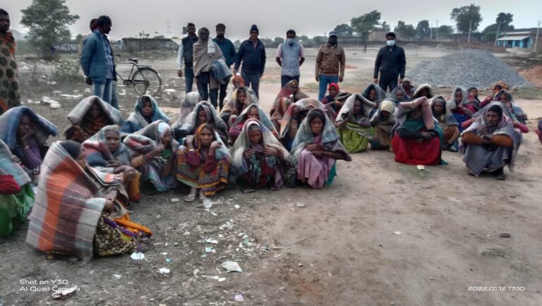 असहाय एवं जरूरतमंदों में बांटे गए पचास कम्बल।