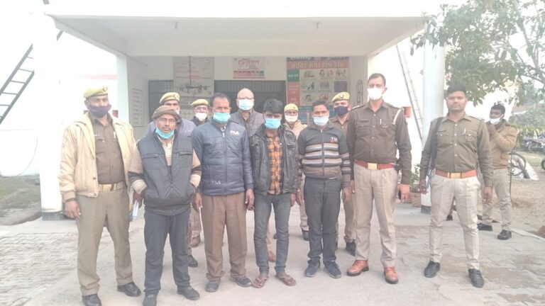 चौकी डाला थाना चोपन पुलिस द्वारा अवैध कोयले की परिवहन से सम्बन्धित 04 अदद ट्रक बरामद कर 04 नफर अभियुक्तों को किया गया गिरफ्तार।