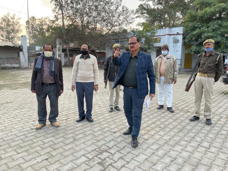 उपजिलाधिकारी ने बूथों का किया निरीक्षण।