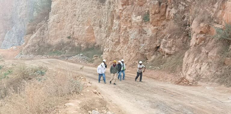 बिल्ली मारकुंडी खनन क्षेत्र में आज सोमवार को डिजीएमएस के दौरे पर खनन क्षेत्र में फैला सन्नाटा।