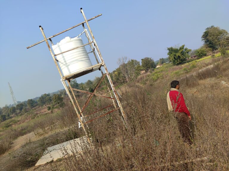 सागोबांध में सोलर प्लेट पर चोरों ने किया हाथ साफ,महदानी घुटरा के पास लगी थी पानी टंकी।