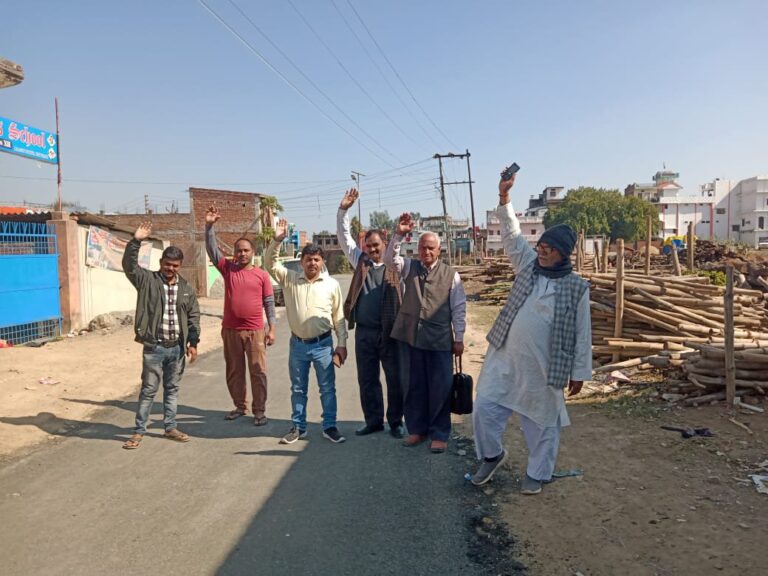 दुद्धी मल्देवा संपर्क मार्ग में घटिया पिचिंग निर्माण को लेकर विफरे रहवासी।