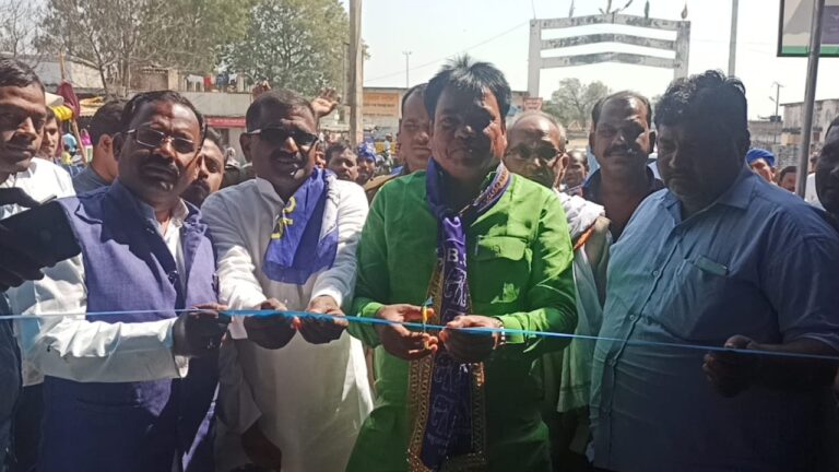 महुली में बसपा कार्यालय का विधायक हरिराम चेरो ने फीता काटकर किया उद्घाटन।