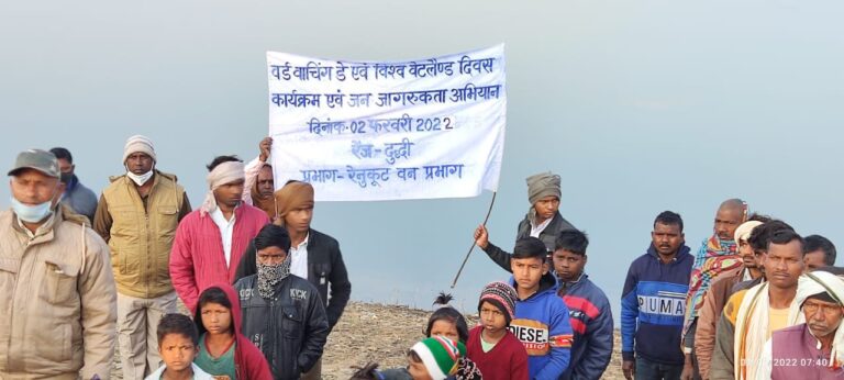 बच्चों ने बंधी किनारे प्रवासी पक्षियों को निहारा।