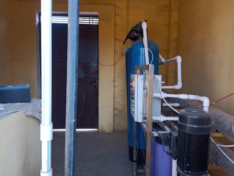 धन का दुरुपयोग – नगर पंचायत दुद्धी द्वारा दलित की भूमि पर बीना मुआवजे के आरो प्लांट व पानी टंकी स्थापित किया पर आरो प्लांट नहीं हो सका चालू।