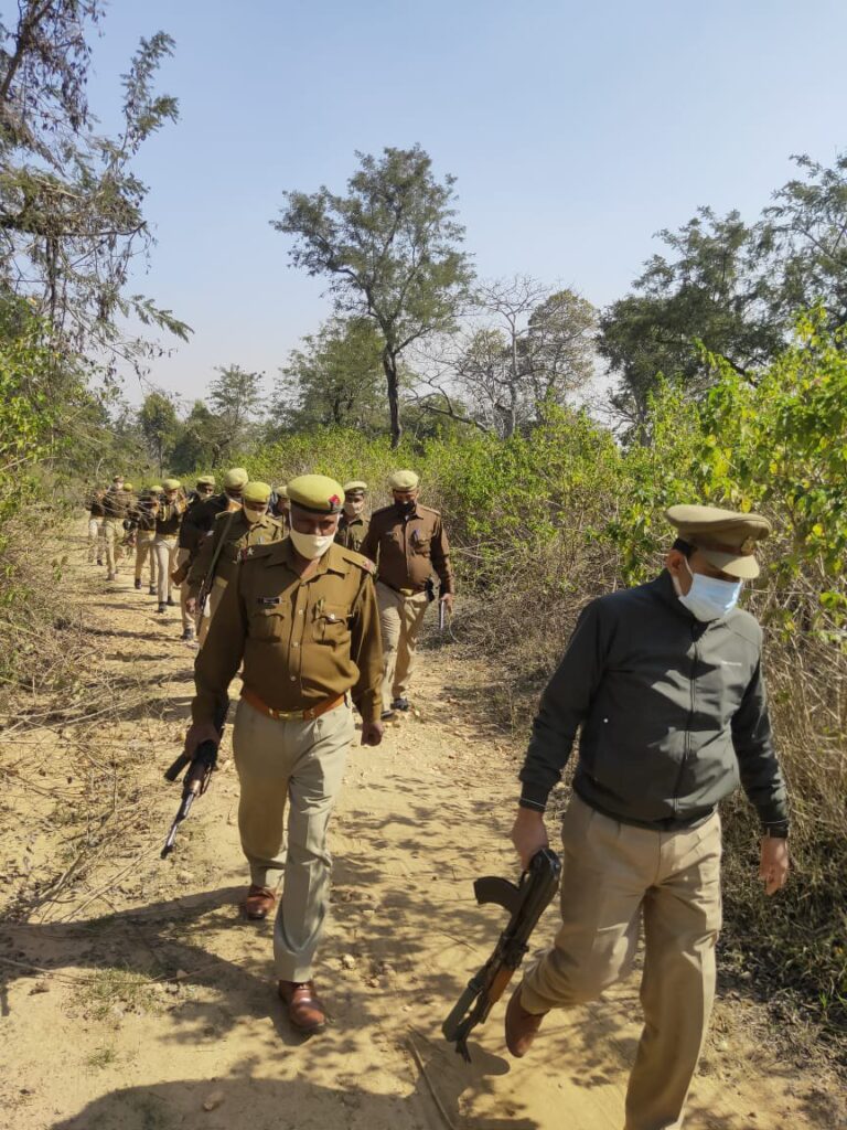 नक्सलियों की टोह में पुलिस ने छाना जंगल।