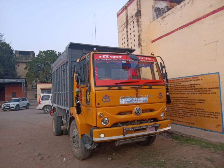 बिना प्रपत्र बालू लदे ट्रीपर को पुलिस क्षेत्राधिकारी दुद्धी ने शिवाजी तालाब दुद्धी पर पकड़ा।