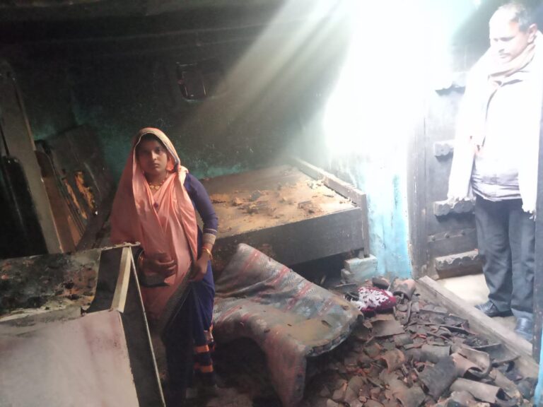 आग लगने से मकान में रखे सामान जलकर खाक।