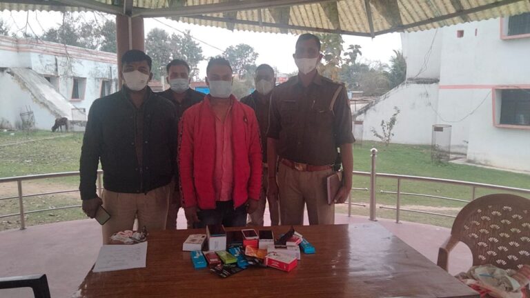 खुलासा – मोबाइल दुकान में हुई चोरी का डाला पुलिस ने किया खुलासा,गिरफ्तार कर भेजा जेल।