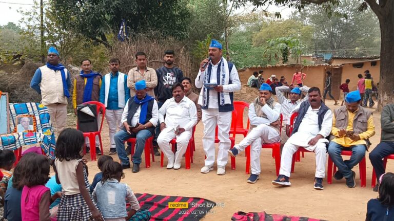 डाला में बसपा के उम्मीदवार अविनाश शुक्ला ने किया जनसंपर्क।