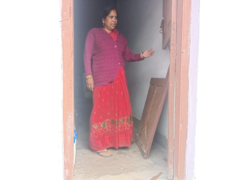 खजूरी ग्राम में घर के पीछे का दरवाजा तोड़ चोरों ने दी चोरी की घटना को अंजाम।