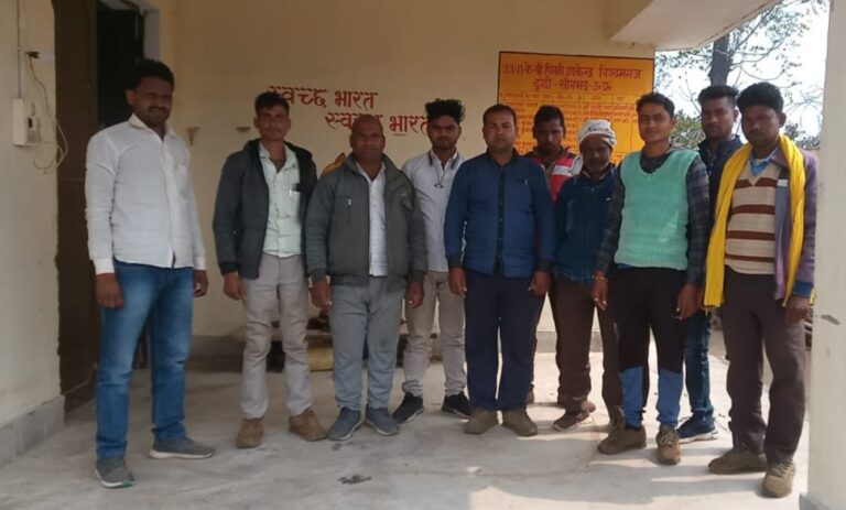 बिजली विभाग के संविदाकर्मी हड़ताल पर।