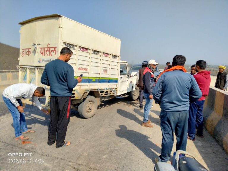 पिकअप व कार की टक्कर में तीन घायल।