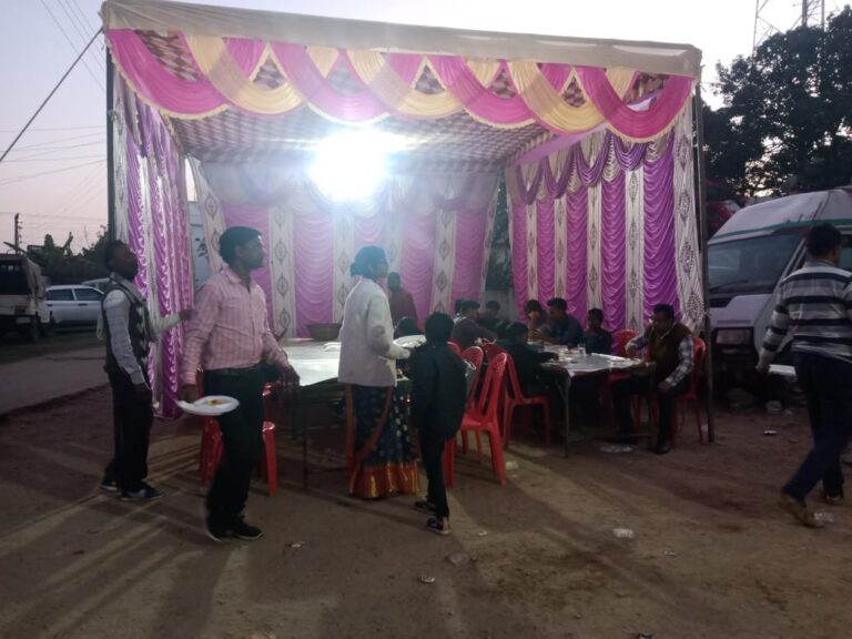 24 घंटे के अखंड कीर्तन के बाद भंडारे का सामुदायिक स्वास्थ्य केंद्र दुद्धी हनुमान मंदिर पर हुआ आयोजन।