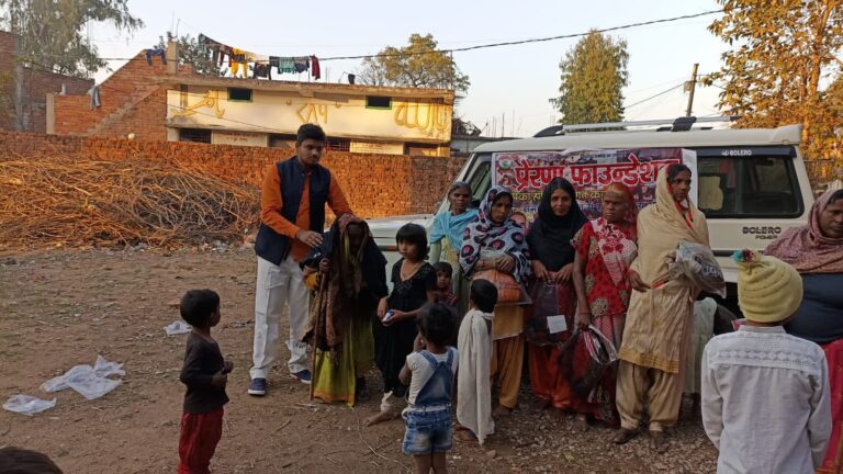 प्रेरणा फाउंडेशन ने गरीबों को बांटे कंबल साल और खाद्यान्न बिस्किट।