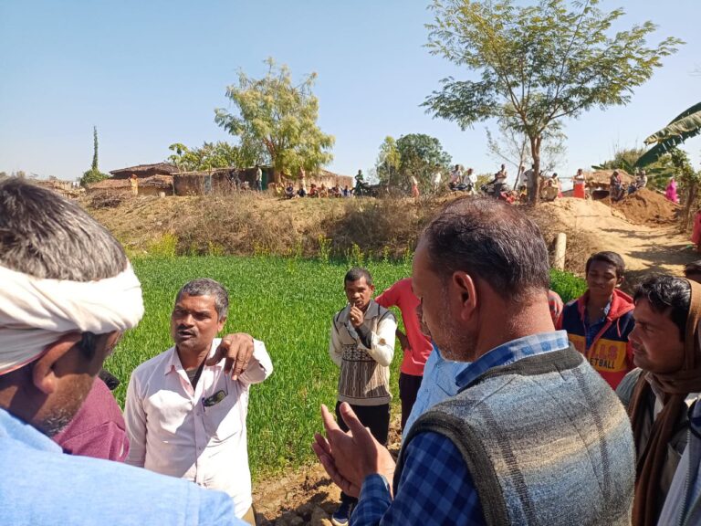 ग्राम प्रधान के द्वारा कास्त की जमीन पर सड़क बनाने पर हुआ जमकर नोकझोंक।