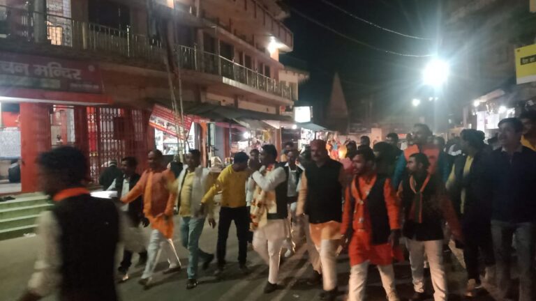 भाजपा प्रत्याशी नामांकन के बाद मां काली का दर्शन पूजन लिया आशीर्वाद।