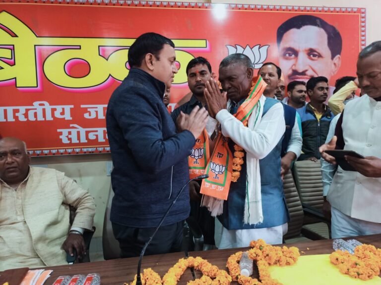 सोनभद्र – समाजवादी पार्टी के जनजाति मोर्चे के पूर्व जिलाध्यक्ष सहित समर्थकों ने थामा भाजपा का दामन।