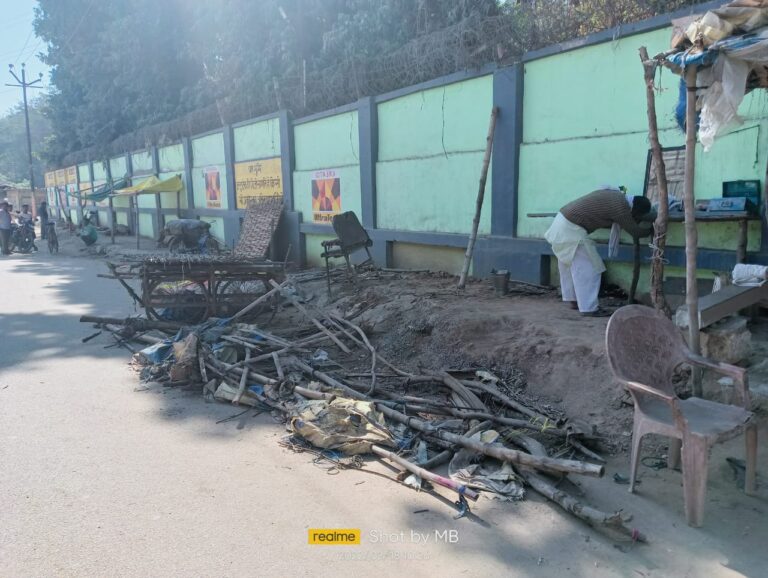 डाला – झुग्गी झोपड़ी में रह रहे लोगो को आशियाना उजड़ा।