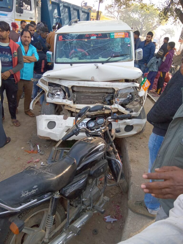 बोलेरो ने खड़ी पिकप में मारी टक्कर, सलामत रहे।