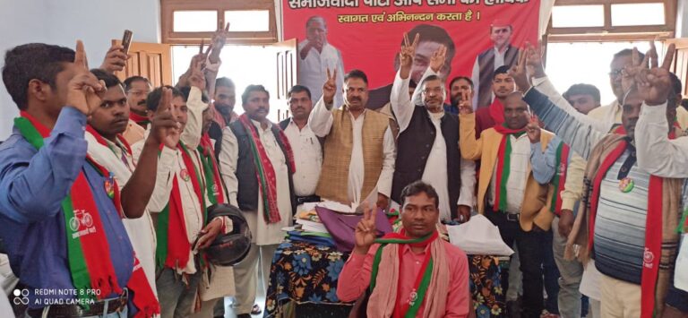 दुद्धी में दो दर्जन लोगों ने थामा सपा का दामन ,कंधों पर सौंपा चुनाव जिताने का दायित्व।