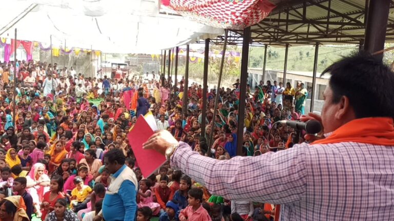 दुद्धी विधानसभा में पकड़ा चुनावी प्रचार का रफ्तार, सभी पार्टी कार्यकर्ता समेत नेता जनता के बीच।