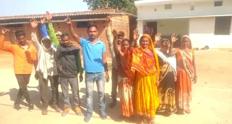 मूरता से तुर्रीडीह गांव तक सड़क निर्माण में घटिया सामग्री का प्रयोग, ग्रामीणों ने किया प्रदर्शन।