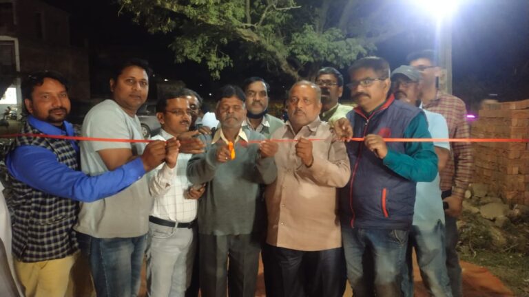 प्रदर्शनी – भारतीय बुनकर खादी ग्राम उद्योग का वरिष्ठ पत्रकार प्रमोद कुमार नें फीता काटकर किया उद्घाटन।