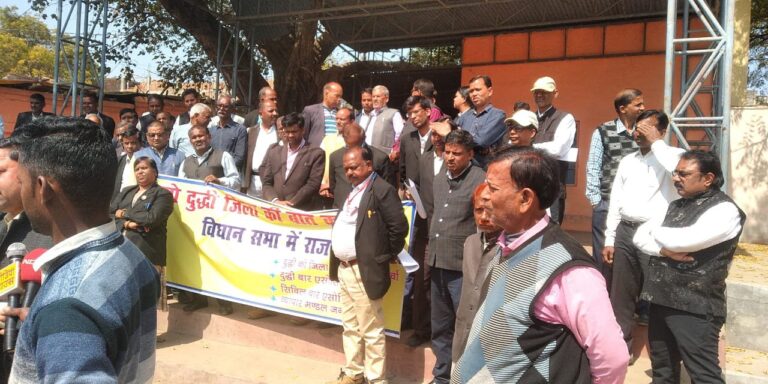 दुद्धी को जिला बनाए जाने को लेकर अधिवक्ताओं जुलूस प्रदर्शन नारेबाजी।