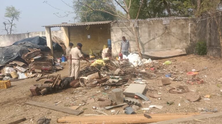 दुद्धी – कबाड़ दुकान में आरपीएफ की टीम का छापा , रेलवे के महत्त्वपूर्ण सामान बरामद।