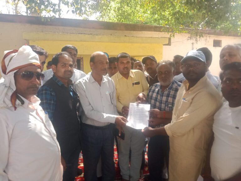 दुद्धी – ग्राम पंचायत सप्लायर सचिवो के कमीशन खोरी व सफाईकर्मी की लापरवाही से प्रधानों का गुस्सा फूटा, दिया सांकेतिक धरना।