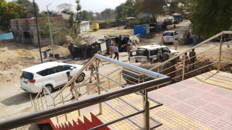 रेलवे के लाखों करोड़ों का सामान गोलमाल की पड़ताल को आरपीएफ के आईजी मयंक कुमार श्रीवास्तव पहुंचे दुद्धी कबाड़ की दुकानों से जुड़े हो सकते हैं तार।