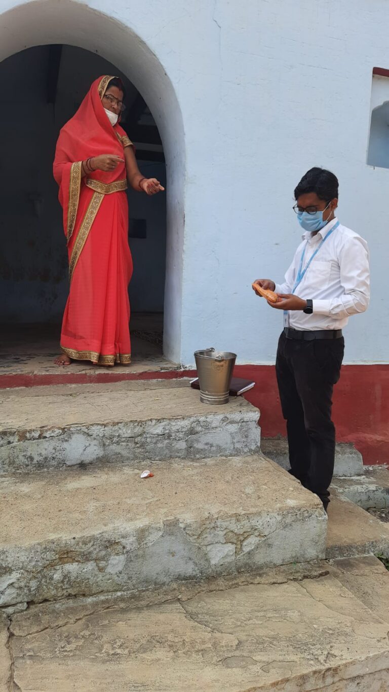 सोनभद्र में स्टील की बाल्टी में रखकर पिलाया जा रहा है पोलियो वैक्सीन।