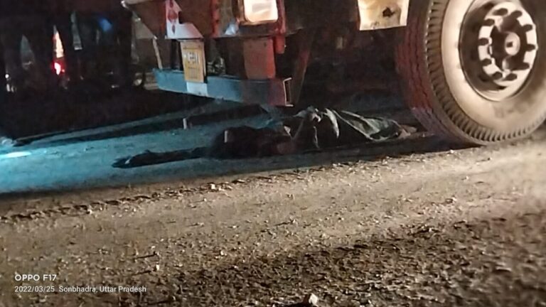 डाला सोनभद्र – दो महिलाओं ने नशे की हालत में सड़क पर मचाया खूब हंगामा,