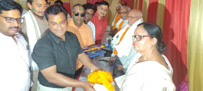 ” मदनोत्सव ” होली मिलन पर बीआरसी दुद्धी में अबीर गुलाल संग सेवानिवृत्त अध्यापकों का विदाई समारोह हुआ।