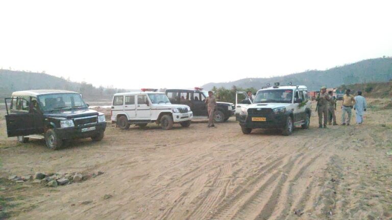 दुद्धी – कोरगी बालू साइड पर अचानक पहुंचे एसडीएम ट्रकों को छोड़ चालक व गुर्गे फरार।