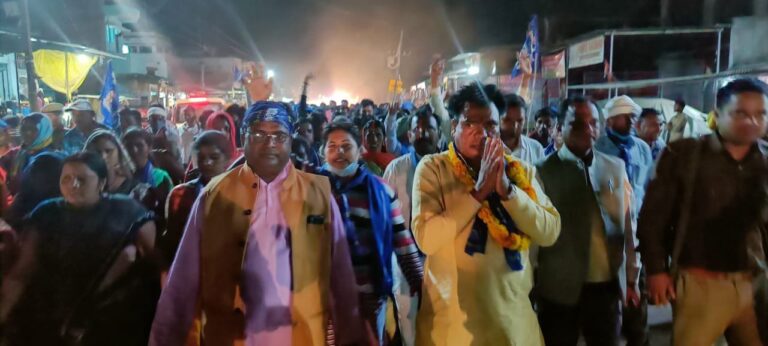 विंढमगंज में बसपा प्रत्याशी हरिराम चेरो ने रोड शो कर जनता से मांगा आशीर्वाद।