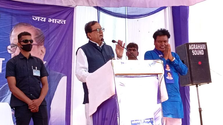 बसपा राष्ट्रीय महासचिव सतीश चंद्र मिश्रा दुद्धी के जनसभा में बोले, योगी सरकार पर कसा तंज।