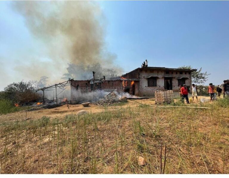 ग्राम धनौरा लघु मिल में लगी आग सब कुछ जलकर हुआ खाक।