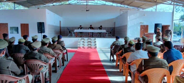 सोनभद्र – मतगणना ड्यूटी में लगे समस्त अर्धसैनिक/पुलिस बल को किया गया ब्रीफ।