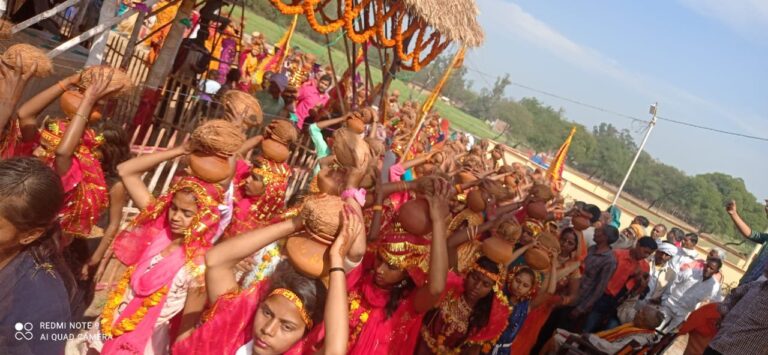 सोनभद्र – विराट रुद्र महायज्ञ में परिक्रमा को उमड़ी भीड़।