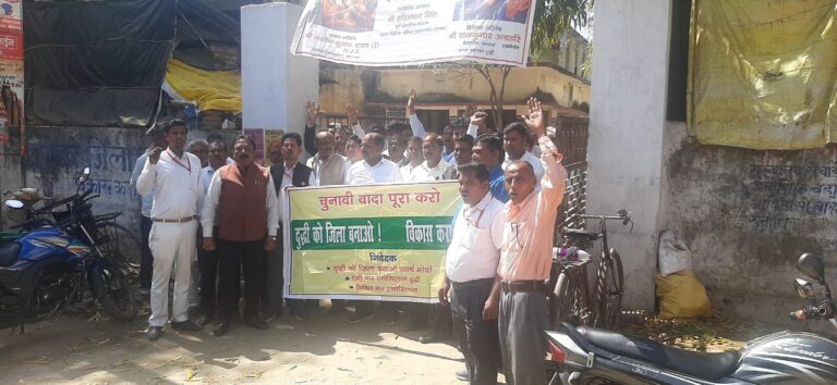 दुद्धी को जिला बनाए जाने को लेकर अधिवक्ताओं जुलूस प्रदर्शन नारेबाजी।