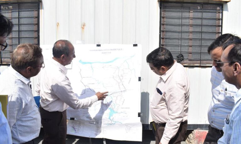 नाबार्ड की टीम संग चीफ इंजीनियर ने कनहर सिंचाई परियोजना का किया दौरा।