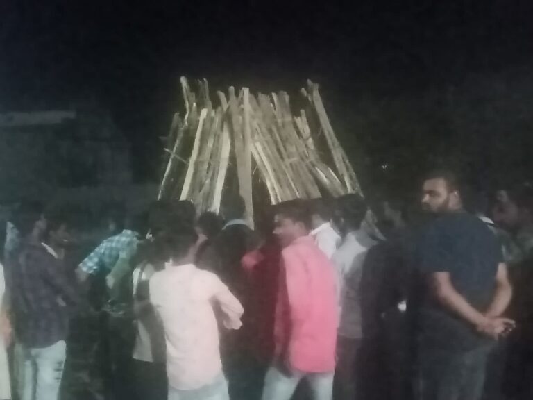 डीजे की धुन पर नाचते हुए होलिका दहन सम्मत गाड़ने पहुँचे दुद्धी नगरवासी, 18 को मनेगी होली।