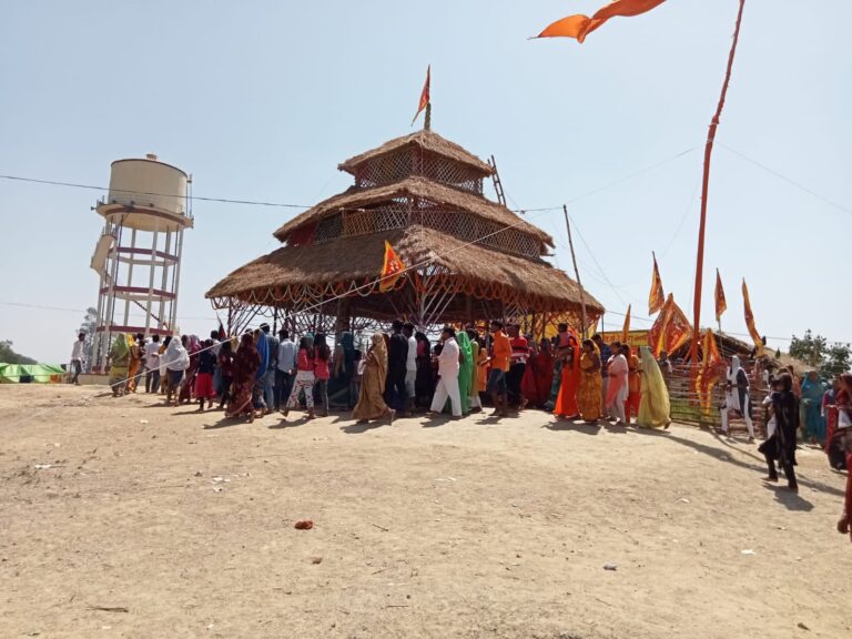 सोनभद्र – रुद्र महायज्ञ में यज्ञ मंडप की परिक्रमा को उमड़ी भीड़।