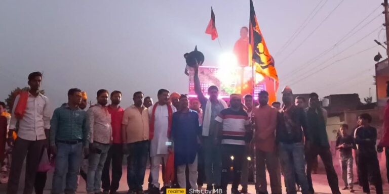 भाजपा कार्यकर्ताओं ने निकाला विजय जुलूस उड़े गुलाल अबीर।
