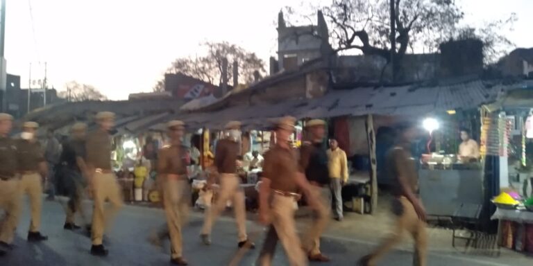 होली के त्यौहार के मद्देनजर पुलिस का नगर में गस्त।